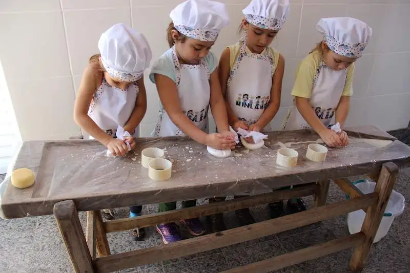 Lanah Aparecida Silva, 6 anos, Vitória Aparecida Rodrigues, 5 anos, Antonella Samira Silva , 6 anos e Clara Zorzi Tizianel, 5 anos.