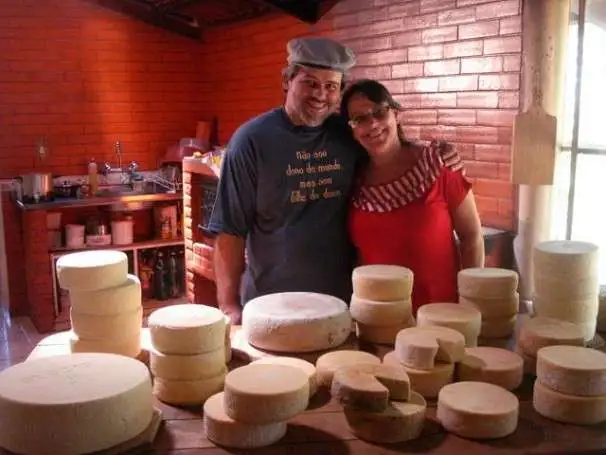 A família de Luciano e Helena Machado produz o queijo canastra de forma tradicional em Medeiros (MG) (Foto: Divulgação/Luciano Machado)