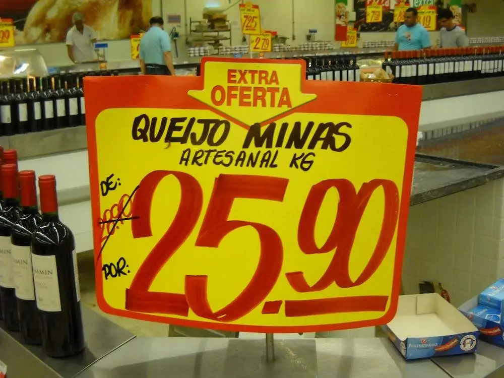 O valor do queijo em grandes supermercados, como o Extra, é em média o dobro do valor do queijo no mercado central. O valor do queijo em grandes supermercados, como o Extra, é em média o dobro do valor do queijo no mercado central.